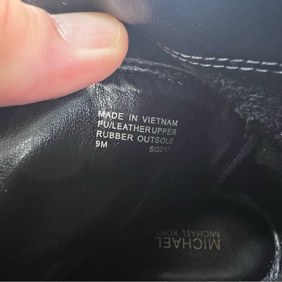 MICHAEL KORS OUTLET
Kincaid Logo Studded Combat Boot 9M
NWOT MSRP $399 - Picture 7 of 10